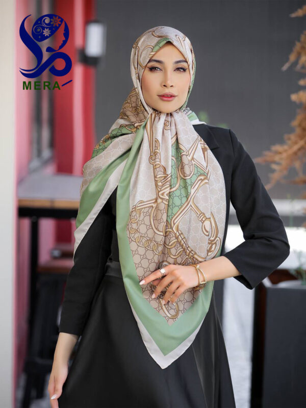 روسری Gucci طرح زنجیر